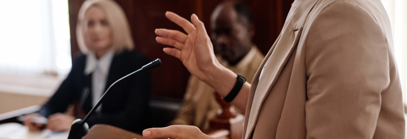 advogada tentando em tribunal uma indenização trabalhista