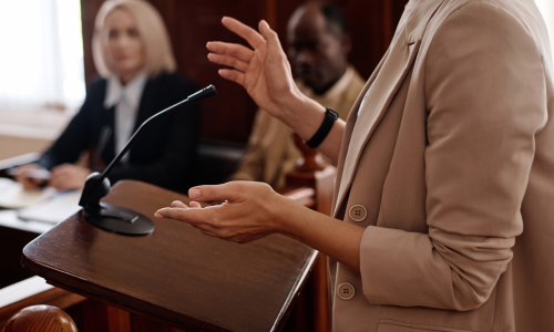 advogada tentando em tribunal uma indenização trabalhista
