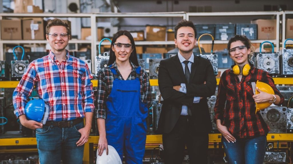 Funcionário de várias áreas e chefe de empresa.