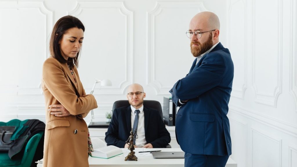 características do vinculo empregatício: Funcionários sendo repreendidos por chefe.