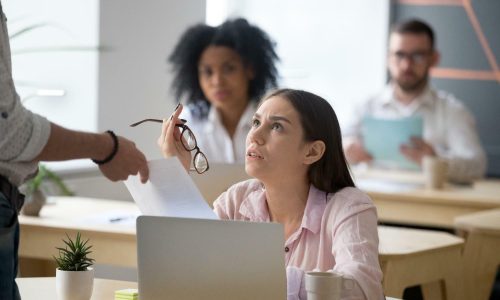 indenização trabalhista: mulher sendo demitida