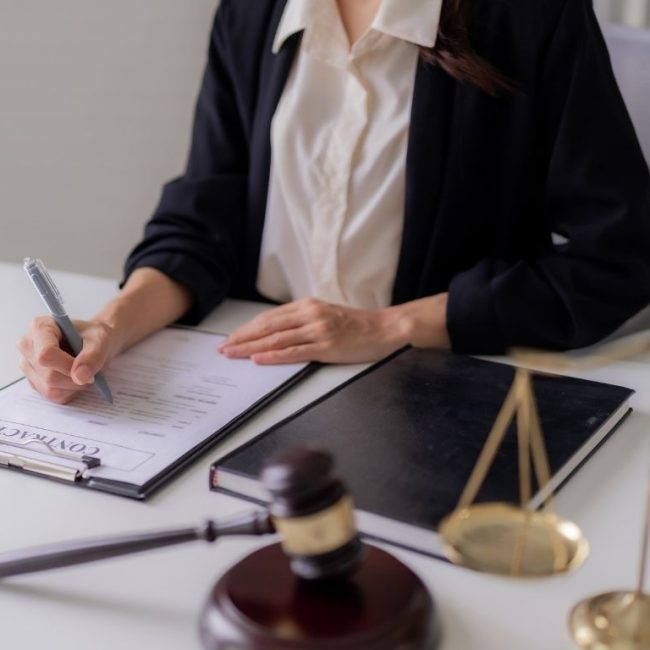 indenização por acidente de trabalho: advogada trabalhando na mesa
