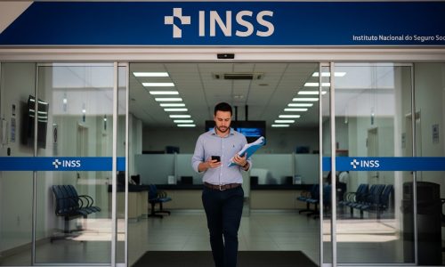 Precisa de Auxílio-Doença? Saiba como dar entrada no INSS, quais documentos são necessários e como a Dra. Thaís D'Afonseca pode te ajudar.: Homem saindo do INSS